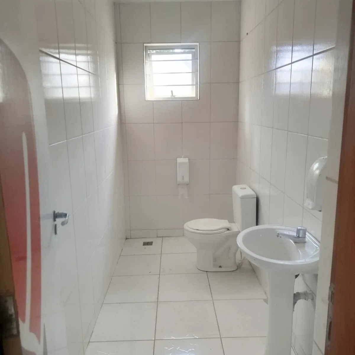 Banheiro do(a) salão comercial padrão neutro em Jardim do Estádio, Itu - SP
